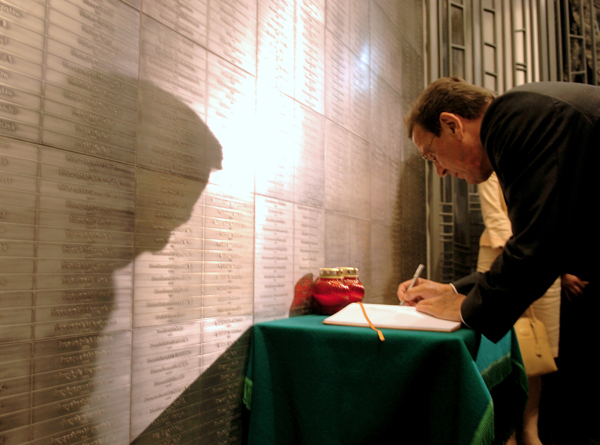 Federal Chancellor Gerhard Schröder enters his Name in Guest Book of the Museum of the Warsaw Uprising (August 1, 2004)